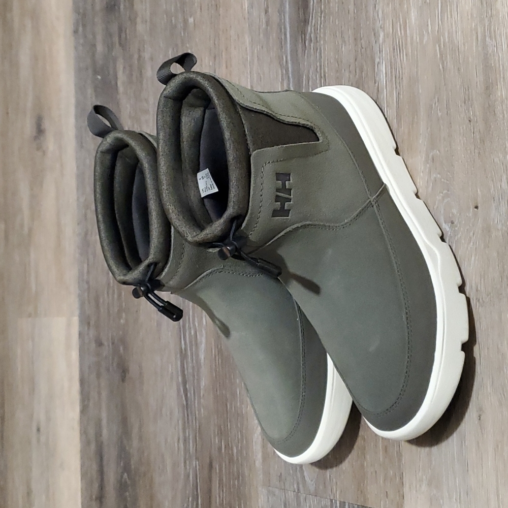 Helly Hansen boots size 7 green